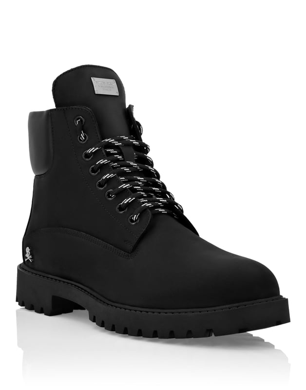 Hiking Boots aus Nubuk. Metallösen am Schnürverschluss. Bejeweled Wildleder gepolsterte Bündchen. Am äußeren Viertel ist ein Metallabzeichen mit der Marke aufgenäht. Gummistollensohle. Innenfutter.