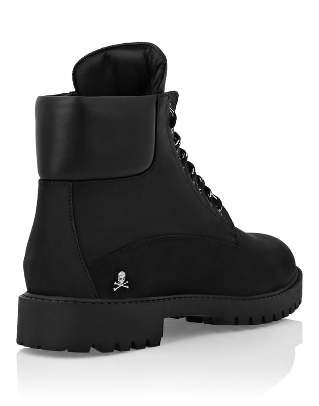 Hiking Boots aus Nubuk. Metallösen am Schnürverschluss. Bejeweled Wildleder gepolsterte Bündchen. Am äußeren Viertel ist ein Metallabzeichen mit der Marke aufgenäht. Gummistollensohle. Innenfutter.