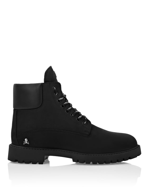 Hiking Boots aus Nubuk. Metallösen am Schnürverschluss. Bejeweled Wildleder gepolsterte Bündchen. Am äußeren Viertel ist ein Metallabzeichen mit der Marke aufgenäht. Gummistollensohle. Innenfutter.
