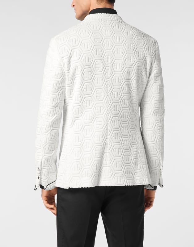 Bringen Sie Schwung in Ihre Garderobe. Sehen Sie sich diesen Abendblazer aus Woll-Canvas an, dessen Details ihn aus der Masse herausstechen lassen.   Schwamm mit Lasermuster   Spitzes Revers   Kontrastierende Paspelierung   Zwei Eingrifftaschen   Doppelter Schlitz   Innenfutter