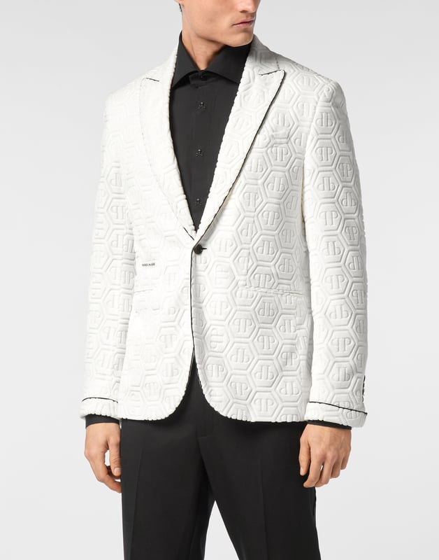Bringen Sie Schwung in Ihre Garderobe. Sehen Sie sich diesen Abendblazer aus Woll-Canvas an, dessen Details ihn aus der Masse herausstechen lassen.   Schwamm mit Lasermuster   Spitzes Revers   Kontrastierende Paspelierung   Zwei Eingrifftaschen   Doppelter Schlitz   Innenfutter