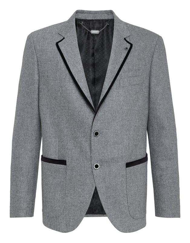Elegante y con clase, esta chaqueta de lana elástica con dos botones presenta una solapa de muesca estándar. La solapa y los dos bolsillos de parche están rematados en terciopelo en contraste. Coderas de terciopelo acolchado. Botones de metal con centro esmaltado. Dos aberturas en la parte posterior. Forro interior.