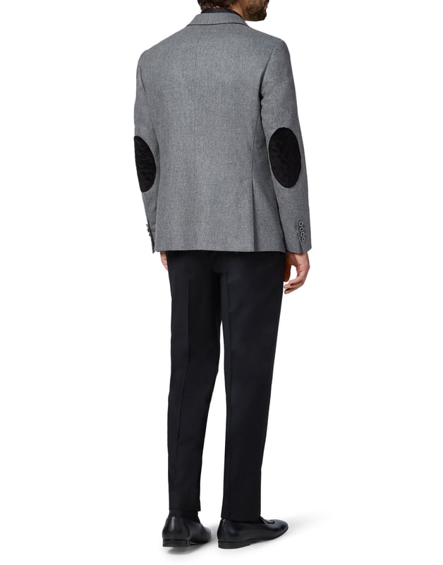 Elegante y con clase, esta chaqueta de lana elástica con dos botones presenta una solapa de muesca estándar. La solapa y los dos bolsillos de parche están rematados en terciopelo en contraste. Coderas de terciopelo acolchado. Botones de metal con centro esmaltado. Dos aberturas en la parte posterior. Forro interior.