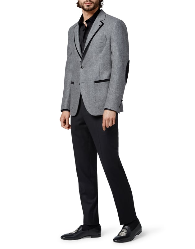 Elegante y con clase, esta chaqueta de lana elástica con dos botones presenta una solapa de muesca estándar. La solapa y los dos bolsillos de parche están rematados en terciopelo en contraste. Coderas de terciopelo acolchado. Botones de metal con centro esmaltado. Dos aberturas en la parte posterior. Forro interior.