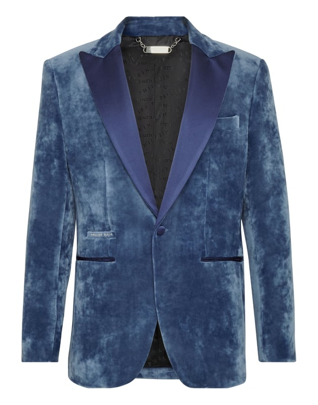 ¿Opta por un look Glam? Le recomendamos este blazer de noche de un solo botón de terciopelo marmoleado con solapa de pico. Descubra nuestro cuidado por los detalles, como aquellos de satén. Bolsillos abiertos. Dos aberturas laterales. Forro de satén con el logo.