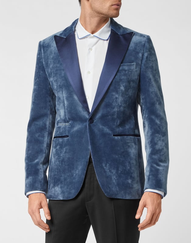 ¿Opta por un look Glam? Le recomendamos este blazer de noche de un solo botón de terciopelo marmoleado con solapa de pico. Descubra nuestro cuidado por los detalles, como aquellos de satén. Bolsillos abiertos. Dos aberturas laterales. Forro de satén con el logo.