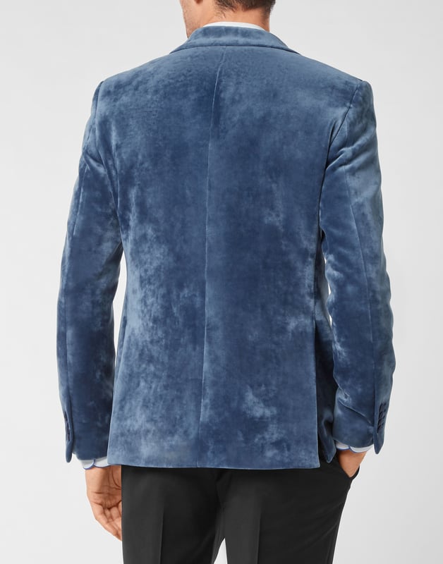 ¿Opta por un look Glam? Le recomendamos este blazer de noche de un solo botón de terciopelo marmoleado con solapa de pico. Descubra nuestro cuidado por los detalles, como aquellos de satén. Bolsillos abiertos. Dos aberturas laterales. Forro de satén con el logo.
