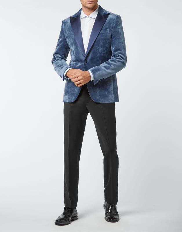 ¿Opta por un look Glam? Le recomendamos este blazer de noche de un solo botón de terciopelo marmoleado con solapa de pico. Descubra nuestro cuidado por los detalles, como aquellos de satén. Bolsillos abiertos. Dos aberturas laterales. Forro de satén con el logo.