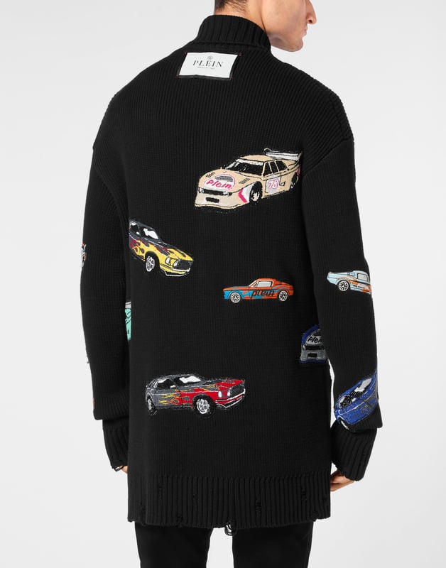 Innovation and creativity are the roots of the style of Plein. Discover the features of this cotton knit cardigan.   5-gauge knit cotton   Embroidered patches sewn all over   Shawl collar    Logoed patch   Buttons fastening    Two patch pockets   Rib knit, raw cut hems