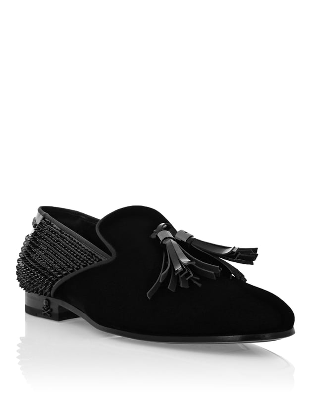 Tachuelas  Los mocasines de noche son la prenda imprescindible para su elegancia. Descubre la versión revisitada del slip-on de Plein. Compruebe cómo los detalles marcan la diferencia.   Parte superior de terciopelo y charol con detalles de tachuelas.   Borlas de charol   Acabado con ribete de grosgrain   Lengüeta del talón de charol con letras metálicas   Tachuela Skull&Bones en el lateral del talón   Suela de cuero auténtico   Logotipo estampado en caliente en la suela exterior   Forro de napa   Plantilla de satén acolchado con rombos