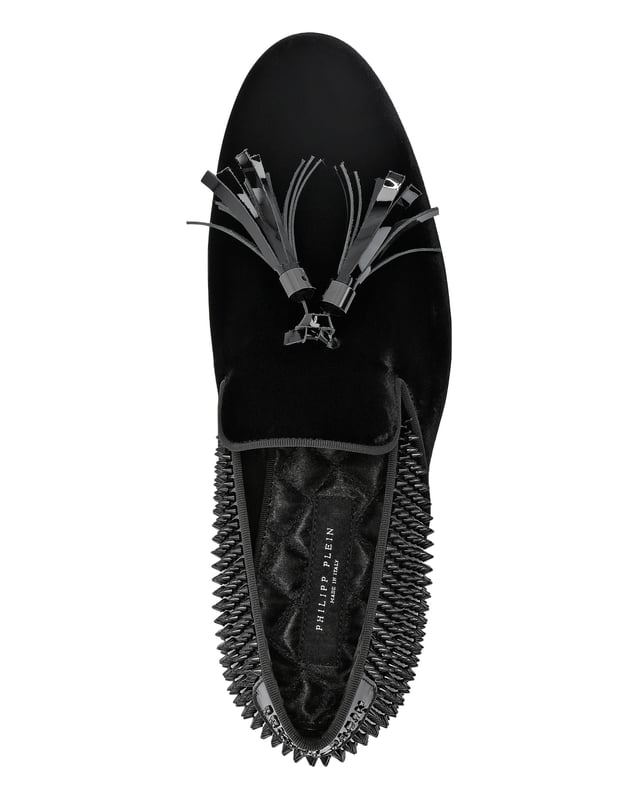 Tachuelas  Los mocasines de noche son la prenda imprescindible para su elegancia. Descubre la versión revisitada del slip-on de Plein. Compruebe cómo los detalles marcan la diferencia.   Parte superior de terciopelo y charol con detalles de tachuelas.   Borlas de charol   Acabado con ribete de grosgrain   Lengüeta del talón de charol con letras metálicas   Tachuela Skull&Bones en el lateral del talón   Suela de cuero auténtico   Logotipo estampado en caliente en la suela exterior   Forro de napa   Plantilla de satén acolchado con rombos