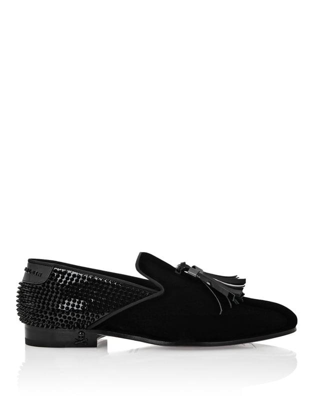 Tachuelas  Los mocasines de noche son la prenda imprescindible para su elegancia. Descubre la versión revisitada del slip-on de Plein. Compruebe cómo los detalles marcan la diferencia.   Parte superior de terciopelo y charol con detalles de tachuelas.   Borlas de charol   Acabado con ribete de grosgrain   Lengüeta del talón de charol con letras metálicas   Tachuela Skull&Bones en el lateral del talón   Suela de cuero auténtico   Logotipo estampado en caliente en la suela exterior   Forro de napa   Plantilla de satén acolchado con rombos