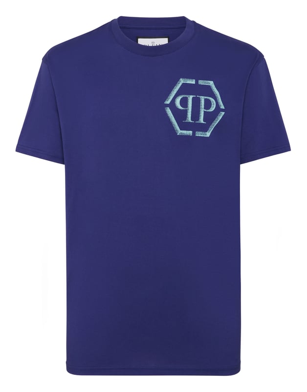 Voeg een vleugje uniciteit toe aan je outfits met dit exclusieve katoenen T-shirt. Bekijk de details.   Katoenen jersey   Patroonprint op linkerborst   Opgenaaide patch met logo op het juk   Ribgebreide hals   Tweenaaldsstiksels