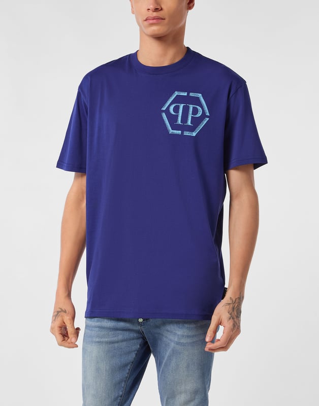 Voeg een vleugje uniciteit toe aan je outfits met dit exclusieve katoenen T-shirt. Bekijk de details.   Katoenen jersey   Patroonprint op linkerborst   Opgenaaide patch met logo op het juk   Ribgebreide hals   Tweenaaldsstiksels