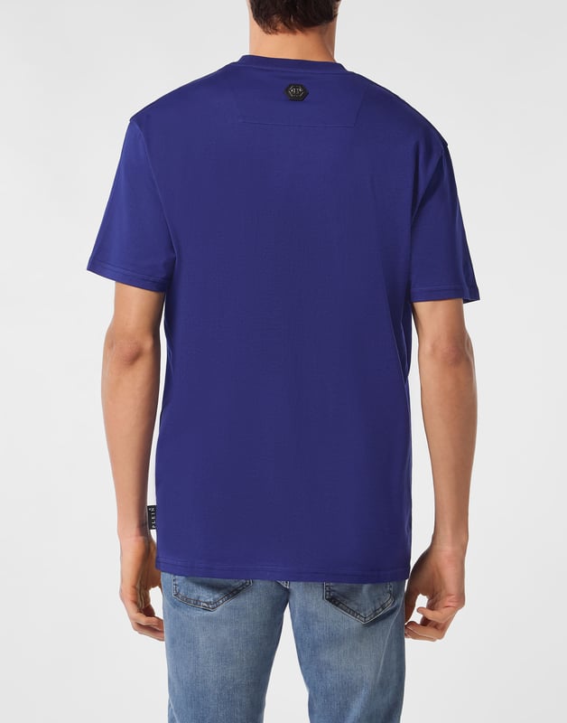 Voeg een vleugje uniciteit toe aan je outfits met dit exclusieve katoenen T-shirt. Bekijk de details.   Katoenen jersey   Patroonprint op linkerborst   Opgenaaide patch met logo op het juk   Ribgebreide hals   Tweenaaldsstiksels