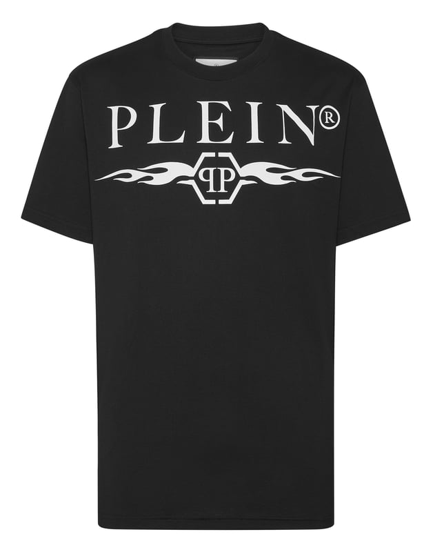 Atrevida y sin complejos, esta camiseta de cuello redondo canaliza la energía del lujo callejero con llamas gráficas y detalles del logotipo de la firma, una prenda imprescindible para vestir con estilo.   Confeccionada en algodón de primera calidad para una mayor comodidad.    El atrevido logotipo y las llamas crean un impacto visual.   Corte clásico ideal para el día a día.   El emblema hexagonal añade un toque de identidad a la marca.   Combina sin esfuerzo con vaqueros, joggers o a capas bajo una chaqueta.