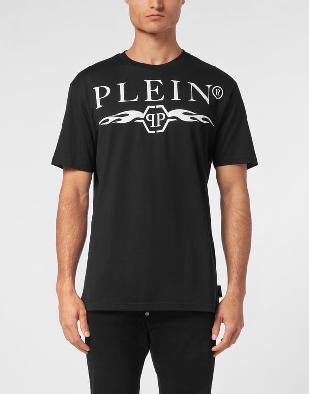 Atrevida y sin complejos, esta camiseta de cuello redondo canaliza la energía del lujo callejero con llamas gráficas y detalles del logotipo de la firma, una prenda imprescindible para vestir con estilo.   Confeccionada en algodón de primera calidad para una mayor comodidad.    El atrevido logotipo y las llamas crean un impacto visual.   Corte clásico ideal para el día a día.   El emblema hexagonal añade un toque de identidad a la marca.   Combina sin esfuerzo con vaqueros, joggers o a capas bajo una chaqueta.