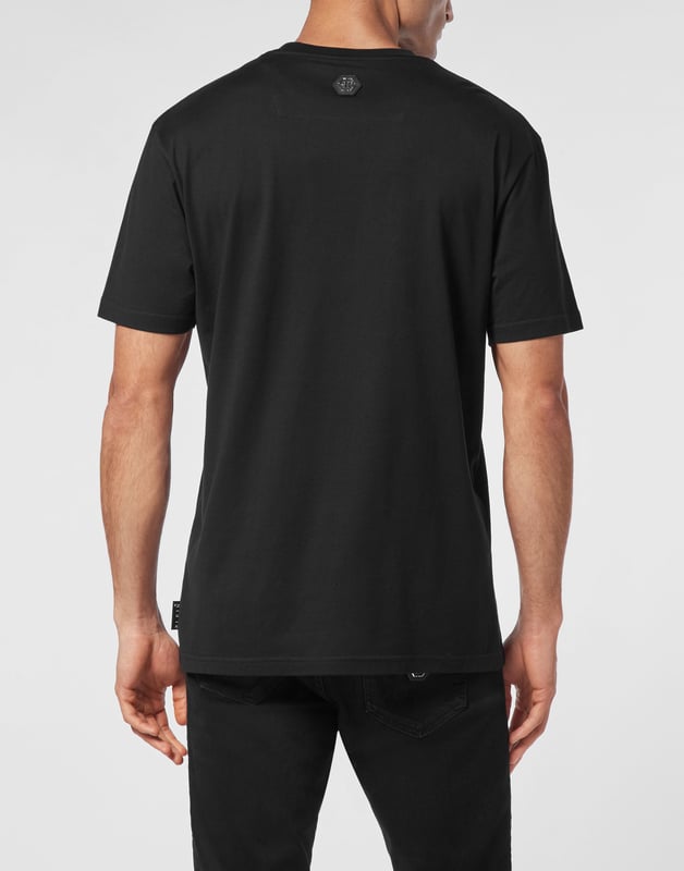 Atrevida y sin complejos, esta camiseta de cuello redondo canaliza la energía del lujo callejero con llamas gráficas y detalles del logotipo de la firma, una prenda imprescindible para vestir con estilo.   Confeccionada en algodón de primera calidad para una mayor comodidad.    El atrevido logotipo y las llamas crean un impacto visual.   Corte clásico ideal para el día a día.   El emblema hexagonal añade un toque de identidad a la marca.   Combina sin esfuerzo con vaqueros, joggers o a capas bajo una chaqueta.