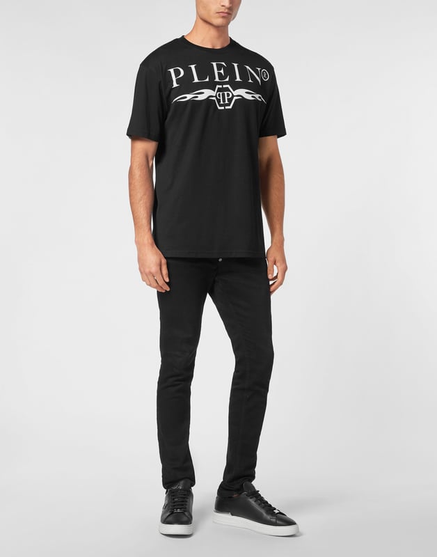 Atrevida y sin complejos, esta camiseta de cuello redondo canaliza la energía del lujo callejero con llamas gráficas y detalles del logotipo de la firma, una prenda imprescindible para vestir con estilo.   Confeccionada en algodón de primera calidad para una mayor comodidad.    El atrevido logotipo y las llamas crean un impacto visual.   Corte clásico ideal para el día a día.   El emblema hexagonal añade un toque de identidad a la marca.   Combina sin esfuerzo con vaqueros, joggers o a capas bajo una chaqueta.