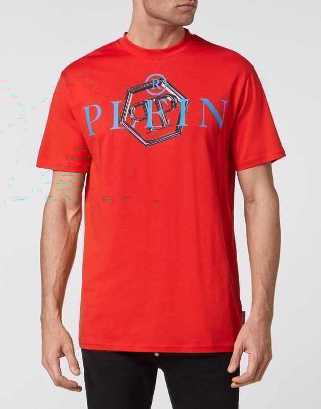 Mire cómo se transforma esta camiseta de jersey de algodón con cuello redondo. La prenda presenta el icónico estampado del logotipo con las letras de la marca. Un parche de cuero saffiano con el Hexágono PP está cosido en el canesú. Dobladillos de pespunte doble.