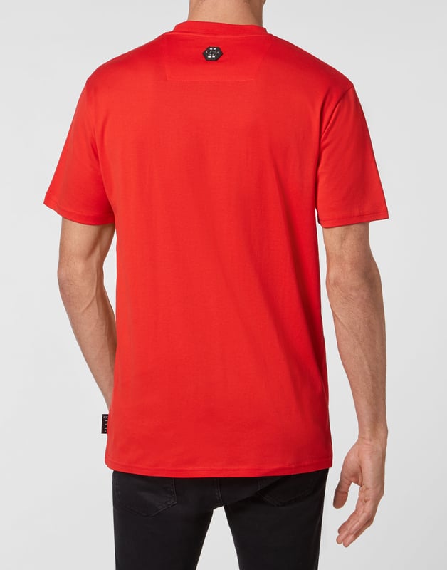Mire cómo se transforma esta camiseta de jersey de algodón con cuello redondo. La prenda presenta el icónico estampado del logotipo con las letras de la marca. Un parche de cuero saffiano con el Hexágono PP está cosido en el canesú. Dobladillos de pespunte doble.