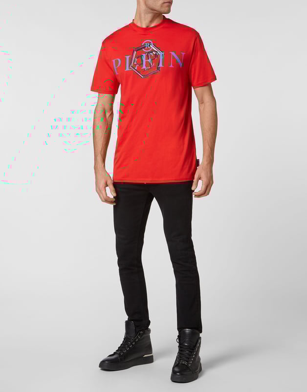 Mire cómo se transforma esta camiseta de jersey de algodón con cuello redondo. La prenda presenta el icónico estampado del logotipo con las letras de la marca. Un parche de cuero saffiano con el Hexágono PP está cosido en el canesú. Dobladillos de pespunte doble.