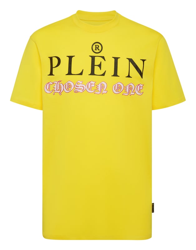 Mire cómo se transforma esta camiseta de jersey de algodón con cuello redondo. La prenda lleva el icónico estampado de las letras de la marca y una frase irónica al más puro estilo Plein. Un parche de cuero saffiano con el Hexágono PP está cosido en el canesú. Dobladillos de pespunte doble.
