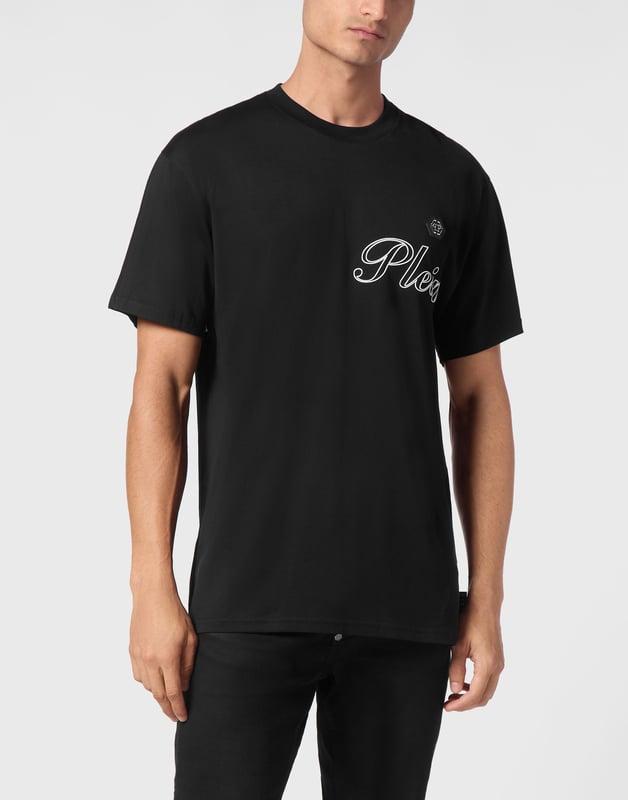 Add a dash of uniqueness to your outfits with this exclusive cotton T-shirt. Look at the details.   Cotton jersey   Pattern printed at front and back   Logoed patch   Rib knit neckline   Two needle stitching