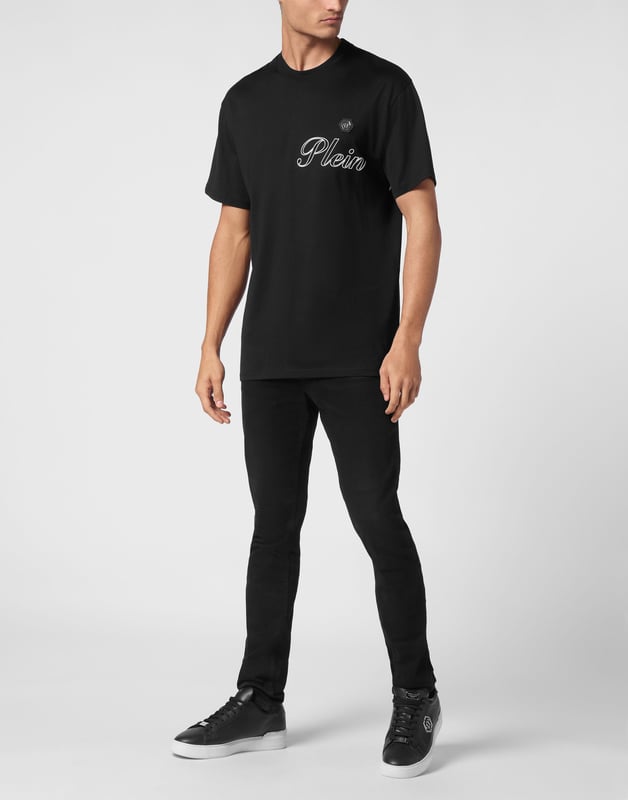 Add a dash of uniqueness to your outfits with this exclusive cotton T-shirt. Look at the details.   Cotton jersey   Pattern printed at front and back   Logoed patch   Rib knit neckline   Two needle stitching