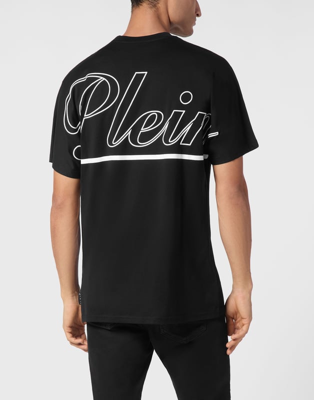 Add a dash of uniqueness to your outfits with this exclusive cotton T-shirt. Look at the details.   Cotton jersey   Pattern printed at front and back   Logoed patch   Rib knit neckline   Two needle stitching