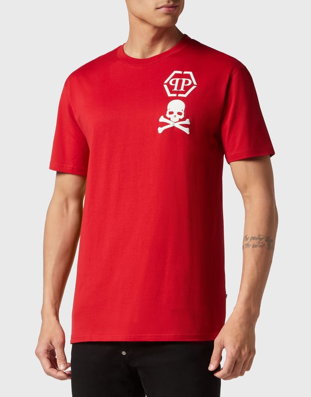 Añada un toque de singularidad a sus conjuntos con esta exclusiva camiseta de algodón. Fíjese en los detalles.   Jersey de algodón   El icónico logotipo de la marca y el símbolo Skull&Bones en relieve en el pecho izquierdo   Hexágono PP en un parche de cuero saffiano cosido en el canesú   Escote de punto elástico   Costura de pespunte doble