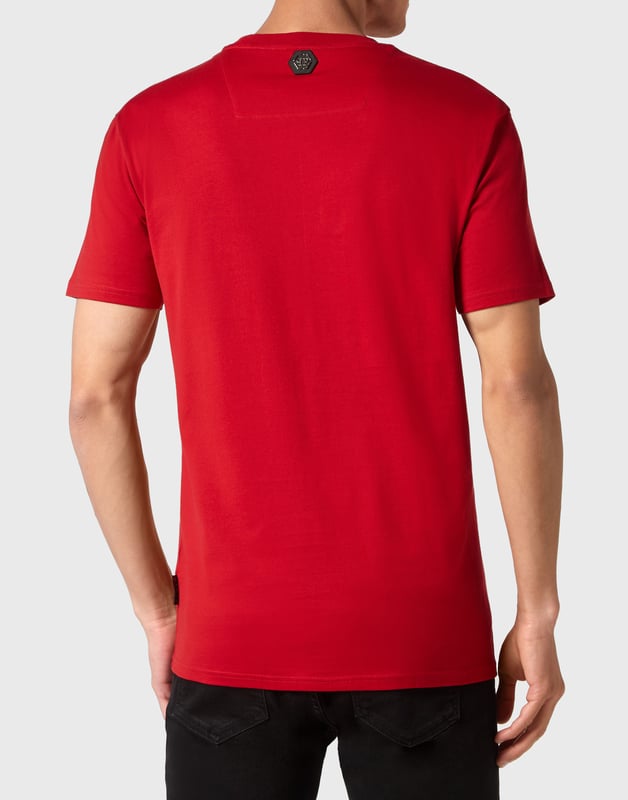 Añada un toque de singularidad a sus conjuntos con esta exclusiva camiseta de algodón. Fíjese en los detalles.   Jersey de algodón   El icónico logotipo de la marca y el símbolo Skull&Bones en relieve en el pecho izquierdo   Hexágono PP en un parche de cuero saffiano cosido en el canesú   Escote de punto elástico   Costura de pespunte doble