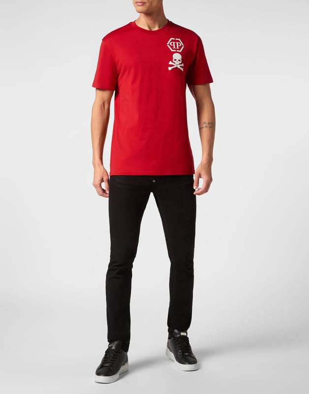 Añada un toque de singularidad a sus conjuntos con esta exclusiva camiseta de algodón. Fíjese en los detalles.   Jersey de algodón   El icónico logotipo de la marca y el símbolo Skull&Bones en relieve en el pecho izquierdo   Hexágono PP en un parche de cuero saffiano cosido en el canesú   Escote de punto elástico   Costura de pespunte doble
