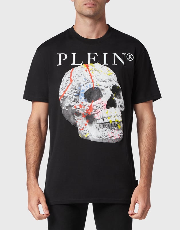 Gothic vibes op dit katoenen T-shirt versierd met de iconische elementen van het merk.   Katoenen tricot   De iconische doodshoofdprint op de voorkant met het merk   PP Hexagon op een saffiaan lederen patch is genaaid op de linkerborst   Ribgebreide hals   Stiksels met twee naalden