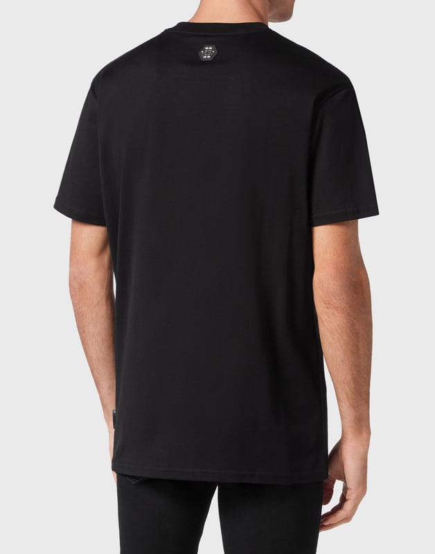 Gothic vibes op dit katoenen T-shirt versierd met de iconische elementen van het merk.   Katoenen tricot   De iconische doodshoofdprint op de voorkant met het merk   PP Hexagon op een saffiaan lederen patch is genaaid op de linkerborst   Ribgebreide hals   Stiksels met twee naalden