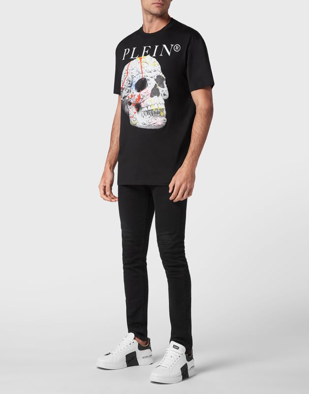 Gothic vibes op dit katoenen T-shirt versierd met de iconische elementen van het merk.   Katoenen tricot   De iconische doodshoofdprint op de voorkant met het merk   PP Hexagon op een saffiaan lederen patch is genaaid op de linkerborst   Ribgebreide hals   Stiksels met twee naalden