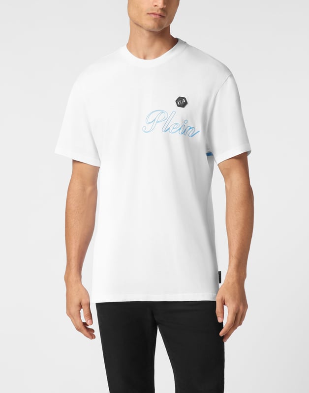 Verleihen Sie Ihren Outfits einen Hauch von Einzigartigkeit mit diesem exklusiven Baumwoll-T-Shirt. Schau dir die Details an.   Baumwolljersey   Aufgedrucktes Muster auf Vorder- und Rückseite   Logoaufnäher   Rippenstrick-Ausschnitt   Zwei-Nadel-Nähte