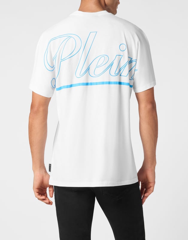 Verleihen Sie Ihren Outfits einen Hauch von Einzigartigkeit mit diesem exklusiven Baumwoll-T-Shirt. Schau dir die Details an.   Baumwolljersey   Aufgedrucktes Muster auf Vorder- und Rückseite   Logoaufnäher   Rippenstrick-Ausschnitt   Zwei-Nadel-Nähte