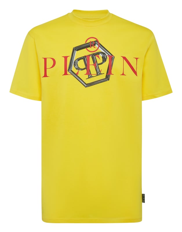 Mire cómo se transforma esta camiseta de jersey de algodón con cuello redondo. La prenda presenta el icónico estampado del logotipo con las letras de la marca. Un parche de cuero saffiano con el Hexágono PP está cosido en el canesú. Dobladillos de pespunte doble.