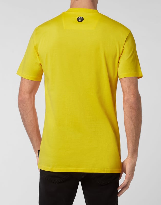 Mire cómo se transforma esta camiseta de jersey de algodón con cuello redondo. La prenda presenta el icónico estampado del logotipo con las letras de la marca. Un parche de cuero saffiano con el Hexágono PP está cosido en el canesú. Dobladillos de pespunte doble.