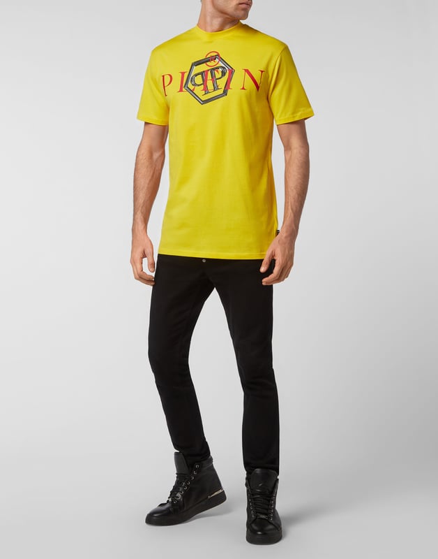 Mire cómo se transforma esta camiseta de jersey de algodón con cuello redondo. La prenda presenta el icónico estampado del logotipo con las letras de la marca. Un parche de cuero saffiano con el Hexágono PP está cosido en el canesú. Dobladillos de pespunte doble.