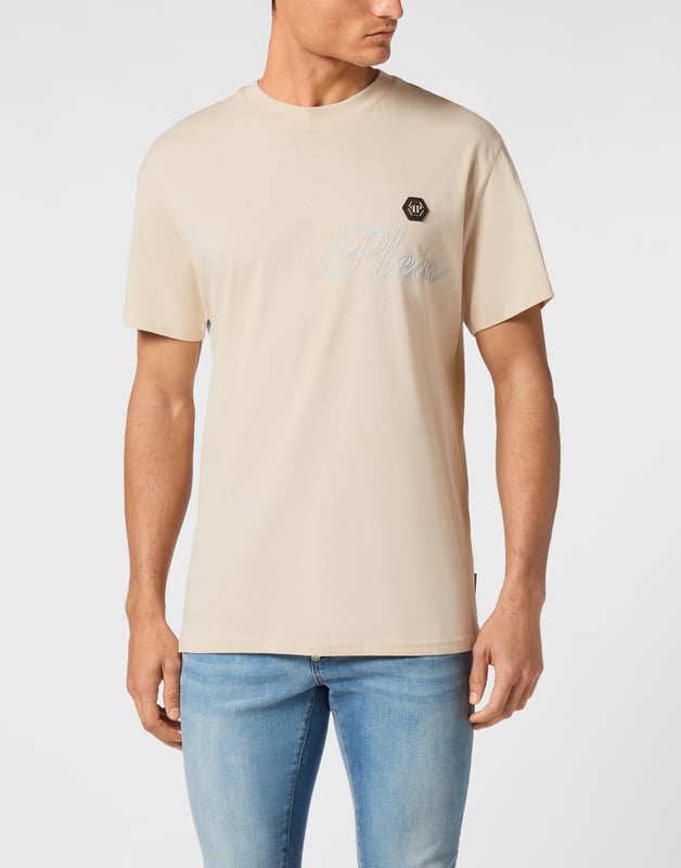 Add a dash of uniqueness to your outfits with this exclusive cotton T-shirt. Look at the details.   Cotton jersey   Pattern printed at front and back   Logoed patch   Rib knit neckline   Two needle stitching