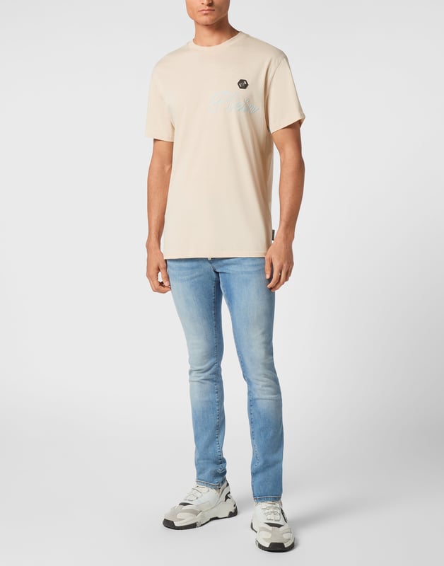 Add a dash of uniqueness to your outfits with this exclusive cotton T-shirt. Look at the details.   Cotton jersey   Pattern printed at front and back   Logoed patch   Rib knit neckline   Two needle stitching