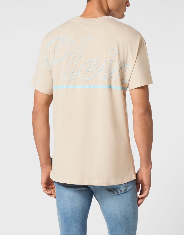 Add a dash of uniqueness to your outfits with this exclusive cotton T-shirt. Look at the details.   Cotton jersey   Pattern printed at front and back   Logoed patch   Rib knit neckline   Two needle stitching