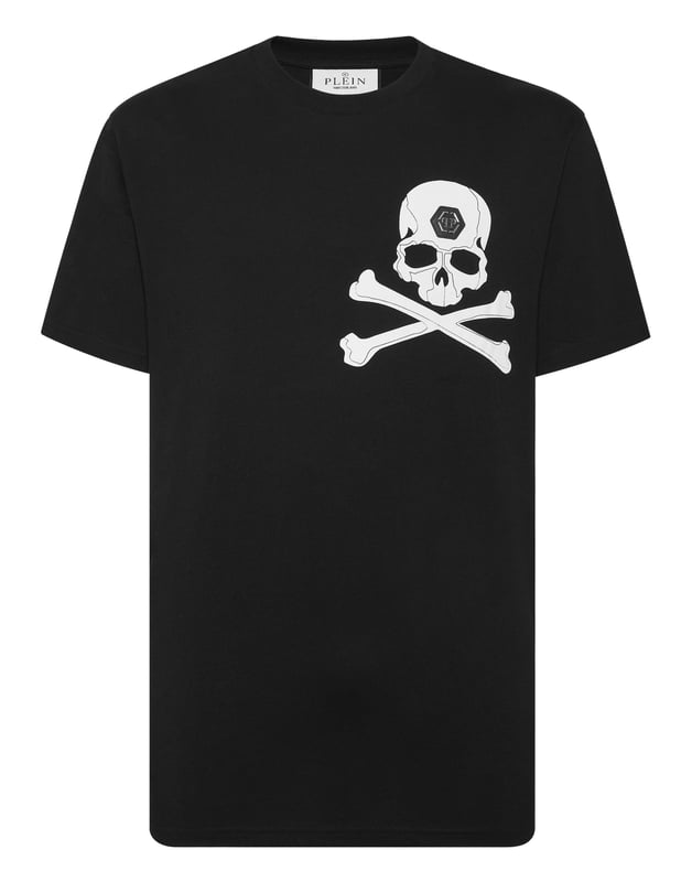Atrevida y desenfadada, esta camiseta Skull & Bones aporta un toque icónico a la ropa informal más elevada: perfecta bajo una cazadora de cuero o en solitario para un look intrépido y refinado.    Confeccionada en algodón 100 % de primera calidad para una comodidad suave y transpirable.   El motivo de calavera de la firma añade un toque inconfundible   Corte clásico de cuello redondo con una actitud moderna   Confeccionada para una silueta limpia y estructurada   Pieza esencial para un estilo cotidiano impregnado de lujo
