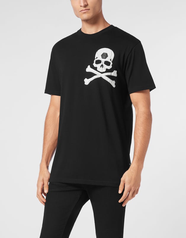 Atrevida y desenfadada, esta camiseta Skull & Bones aporta un toque icónico a la ropa informal más elevada: perfecta bajo una cazadora de cuero o en solitario para un look intrépido y refinado.    Confeccionada en algodón 100 % de primera calidad para una comodidad suave y transpirable.   El motivo de calavera de la firma añade un toque inconfundible   Corte clásico de cuello redondo con una actitud moderna   Confeccionada para una silueta limpia y estructurada   Pieza esencial para un estilo cotidiano impregnado de lujo