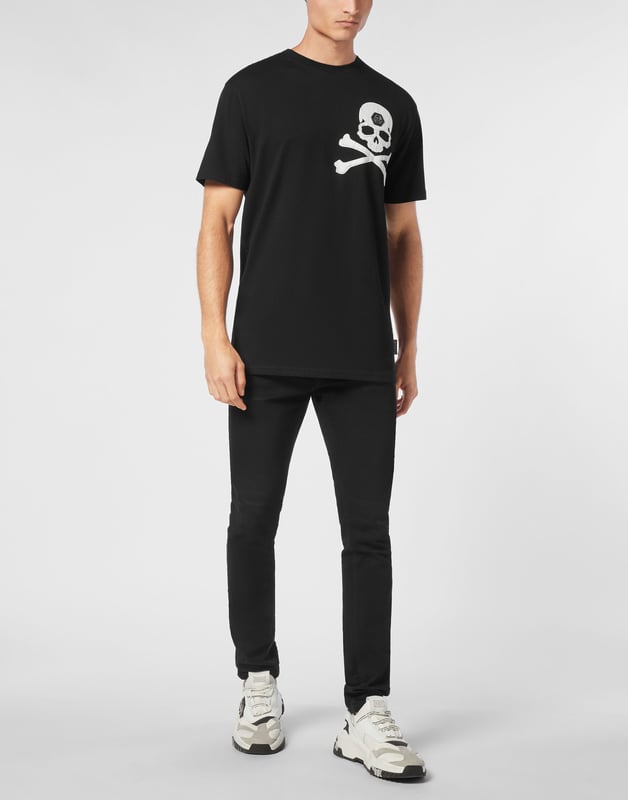 Atrevida y desenfadada, esta camiseta Skull & Bones aporta un toque icónico a la ropa informal más elevada: perfecta bajo una cazadora de cuero o en solitario para un look intrépido y refinado.    Confeccionada en algodón 100 % de primera calidad para una comodidad suave y transpirable.   El motivo de calavera de la firma añade un toque inconfundible   Corte clásico de cuello redondo con una actitud moderna   Confeccionada para una silueta limpia y estructurada   Pieza esencial para un estilo cotidiano impregnado de lujo