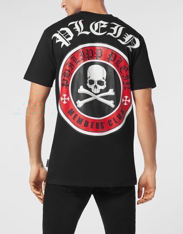 Atrevida y desenfadada, esta camiseta Skull & Bones aporta un toque icónico a la ropa informal más elevada: perfecta bajo una cazadora de cuero o en solitario para un look intrépido y refinado.    Confeccionada en algodón 100 % de primera calidad para una comodidad suave y transpirable.   El motivo de calavera de la firma añade un toque inconfundible   Corte clásico de cuello redondo con una actitud moderna   Confeccionada para una silueta limpia y estructurada   Pieza esencial para un estilo cotidiano impregnado de lujo