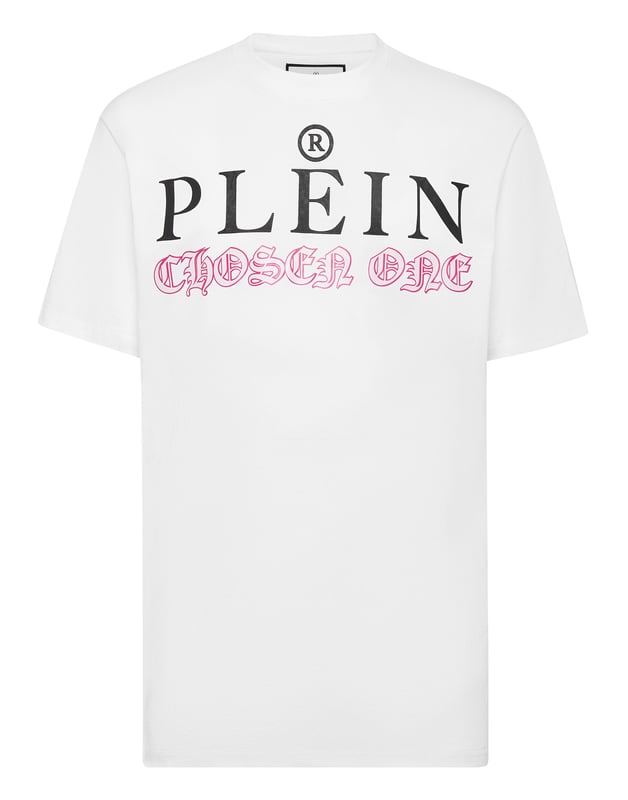 Mire cómo se transforma esta camiseta de jersey de algodón con cuello redondo. La prenda lleva el icónico estampado de las letras de la marca y una frase irónica al más puro estilo Plein. Un parche de cuero saffiano con el Hexágono PP está cosido en el canesú. Dobladillos de pespunte doble.
