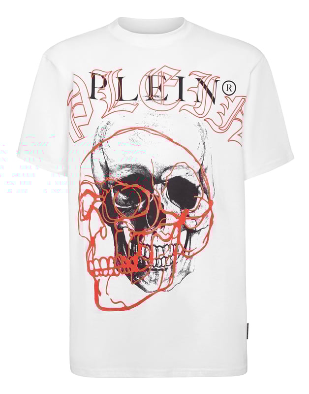 Mire cómo se transforma esta camiseta de jersey de algodón con cuello redondo. La prenda presenta la icónica calavera con aplicaciones de las letras de la marca. Un parche de cuero saffiano con el Hexágono PP está cosido en el canesú. Dobladillos de pespunte doble.